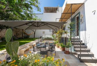 Dimora Lopez B&B allows 18 year olds to book a room