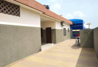 Appartement Studio    Cotonou , 10 minutes de l a  roport et    8 minutes de l oc  an allows 18 year olds to book a room