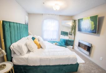NEW! Emerald Luxury Getaway W/King Bed Free Parking allows 18 year olds to book a room