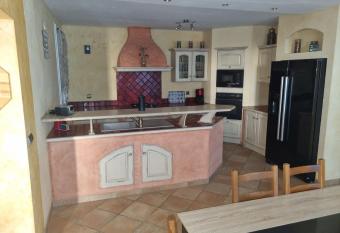 CHAMBRE PRIV  E EN CENTRE VILLe has Balcony rooms