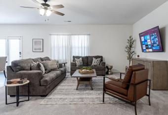 Be The First Guest - Updated 4 Bedroom Home in Euharlee has Smoking rooms
