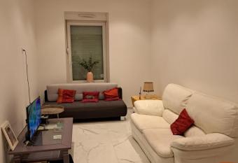 Appartement confort Thionville has rooms with a private hot tub