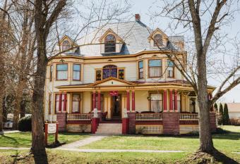 1897 Beekman House Bed and Breakfast has Balcony rooms