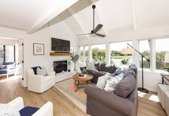 Renovated Cottage Within Walking Distance to Beach has Balcony rooms