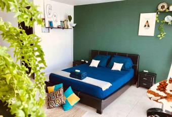 TROPICAL BOHO STUDIO. 5 min walk to the Ocean allows 18 year olds to book a room