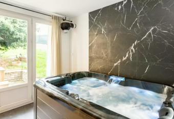 LE CHILL Suite & SPA (Jacuzzi et Sauna priv  s) has Balcony rooms