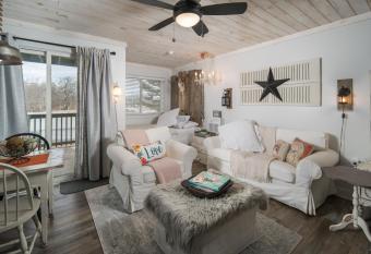 Cozy Mountain Top Ski Studio has Balcony rooms