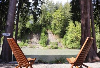 Riverfront Chateau with Cedar Hottub has rooms with a private hot tub