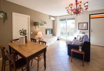 Lago di Garda a 300m House in Manerba allows 18 year olds to book a room