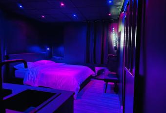 Love Room Suite Dirty Diana has rooms with a private hot tub