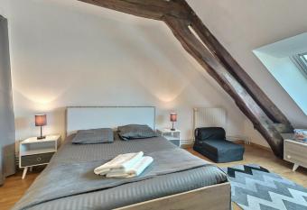 Le Village - Appart Terrasse Proche gare has Balcony rooms