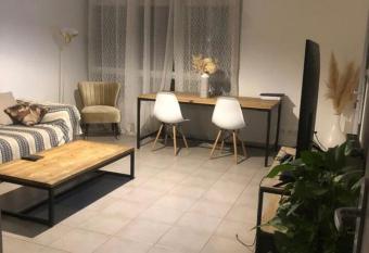 T3 cosy a 5 min des plages has Balcony rooms