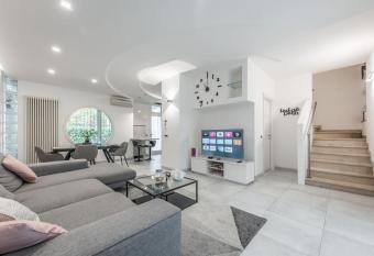 Villa con giardino in piena citt   has rooms with a private hot tub