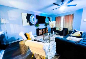 NEW! Casa Eleven22 Just Minutes From Airport allows 18 year olds to book a room