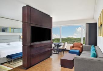 Courtyard by Marriott Navi Mumbai has rooms with a private hot tub