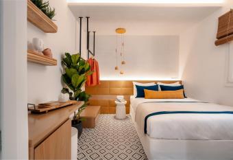 Margaret Luxury Suites has rooms with a private hot tub