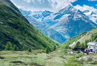 T  schalp Restaurant&Lodge allows 18 year olds to book a room