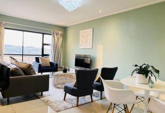 Cozy Self Catering Apartment with Golf Course Views, Jackal Creek Golf Estate allows 18 year olds to book a room