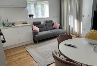 Sovereign&Homely Flat Best Location&Free Parking has rooms with a private hot tub