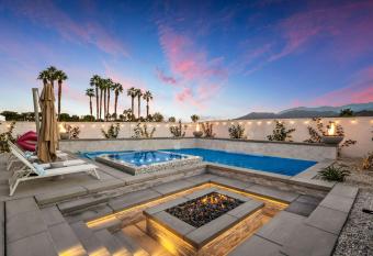 New! (PGA Signature) Platinum Magic! w/Gameroom! has rooms with a private hot tub