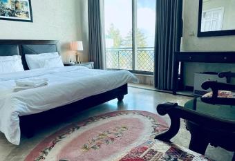 White House Cottages has Balcony rooms