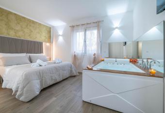 B&B Infinito has rooms with a private hot tub
