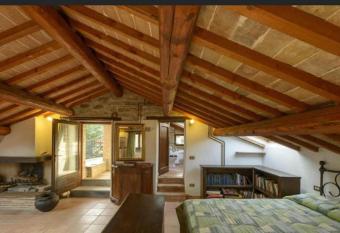 Casale San Mich  le has rooms with a private hot tub