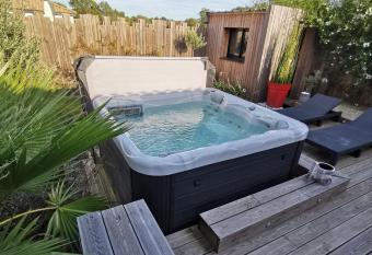 Au Po  me du Ch  ne, Logement ind  pendant, Intimit  , SPA et bien-  tre allows 18 year olds to book a room