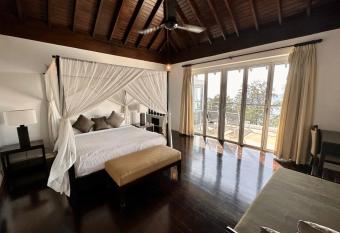 Villa Napalai Surin Beach has rooms with a private hot tub