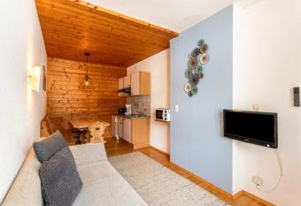 Schw  wong - Apartment 03 has Balcony rooms