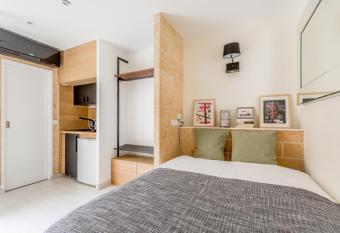 COSY STUDIO LEVALLOIS SO OUEST has Balcony rooms