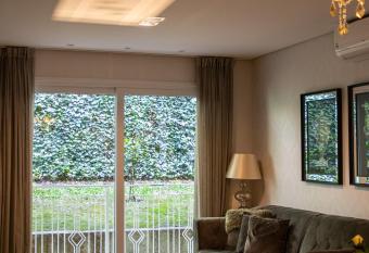 Apto Luxo Centro Gramado has Smoking/Balcony rooms