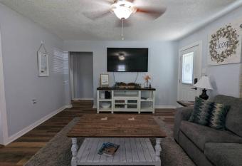 Cozy Unique 3 bedroom near Brazos River allows 18 year olds to book a room