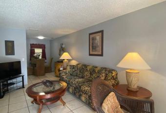 Professor Rousseau's Palm Paradise has Balcony rooms