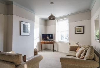 Smart self-catering apartment, Clitheroe allows 18 year olds to book a room