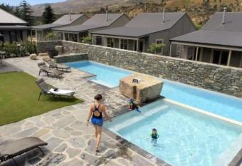 Cardrona Mountain Chalet with Pool and Jacuzzi has rooms with a private hot tub