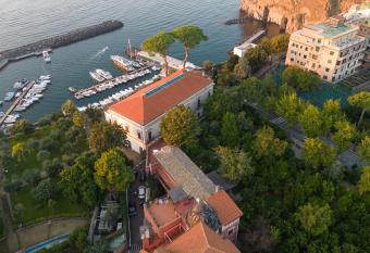 Scuderie Fondi has Balcony rooms