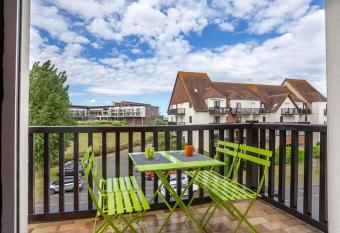 Cabourg Au P tit Nid, cocon au bord de mer has Balcony rooms