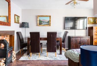 Lovely 1-bedroom property with balcony in West end has Balcony rooms