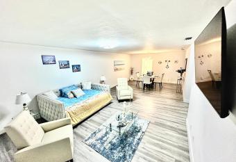 Stunning apartment in the heart of Cape Coral, FL !! allows 18 year olds to book a room
