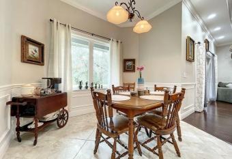 Cozy bedrooms 10min to UF/Gainesville Downtown allows 18 year olds to book a room