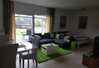 Ebenerdig mit Terrasse & Garten, WLAN & Parkplatz! Self Check-in & Check-out! Schwedenofen! has Balcony rooms