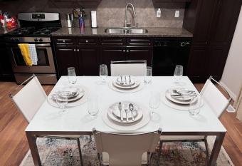 Stunning Family Friendly House-KING BED-Fast Wifi. has Balcony rooms