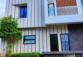 Beautiful House in City Centre has Balcony rooms