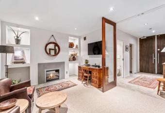 Pembroke - Luxury 1 Bedroom Apartment has Balcony rooms