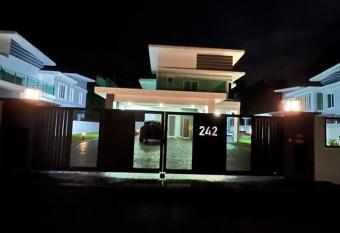 Holiday gateway in the exclusive bungalow. has rooms with a private hot tub