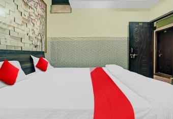 OYO Flagship 80557 Hotel New Ss Palace allows 18 year olds to book a room