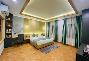 Hotel Aikawa has rooms with a private hot tub