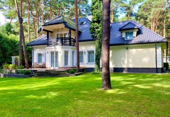 Peaceful Relaxation with Outdoor Wood-Fired Sauna and Spa has Balcony rooms