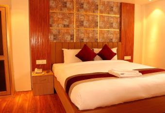 Hotel Elegant Kathmandu Inn has rooms with a private hot tub